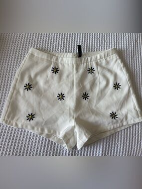White Daisy Embroidered Women's Shorts